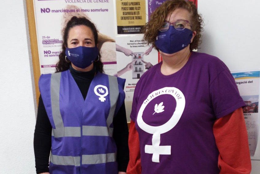 VICENTA PÉREZ BARBER, REGIDORA D’IGUALTAT, FA ENTREGA DE MATERIAL ANTICOVID A L’ASSOCIACIÓ MUJERES CON VOZ