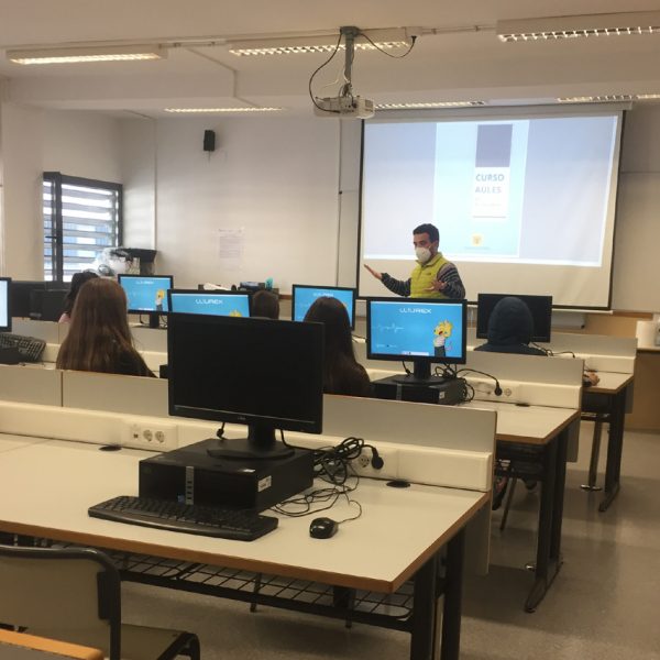 LA REGIDORIA D’EDUCACIÓ I L’IES BELLAGUARDA POSEN EN MARXA EL CURS D’INFORMÀTICA PER A L’ALUMNAT DE 1r D’ESO