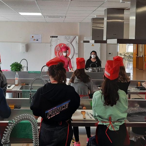 LES REGIDORIES D’EDUCACIÓ I IGUALTAT ORGANITZEN EL CURS DE CUINA GRATUÏT PER A JOVES DE 16 A 21 ANYS “CUINEM BÀSICS DE CONVIVÈNCIA”