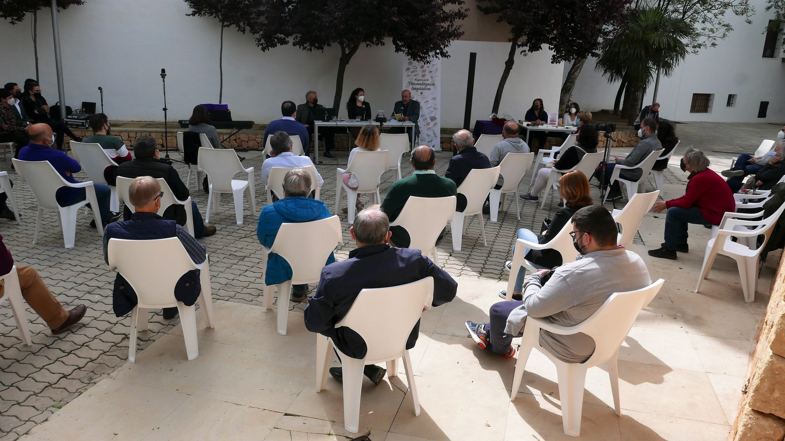 ÈXIT ABSOLUT EN LA PRESENTACIÓ DEL LLIBRE DE LLUÍS FORNÉS “MOSATROS ELS VALENCIANS I VALENCIANES” ORGANTIZAT PER LES REGIDORIES DE NORAMALITZACIÓ LINGÜÍSTICA I EDUCACIÓ