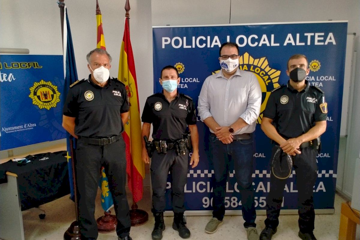 LA POLICIA LOCAL D’ALTEA ESTRENA NOUS UNIFORMES CONFECCIONATS AMB MATERIALS SOSTENIBLES