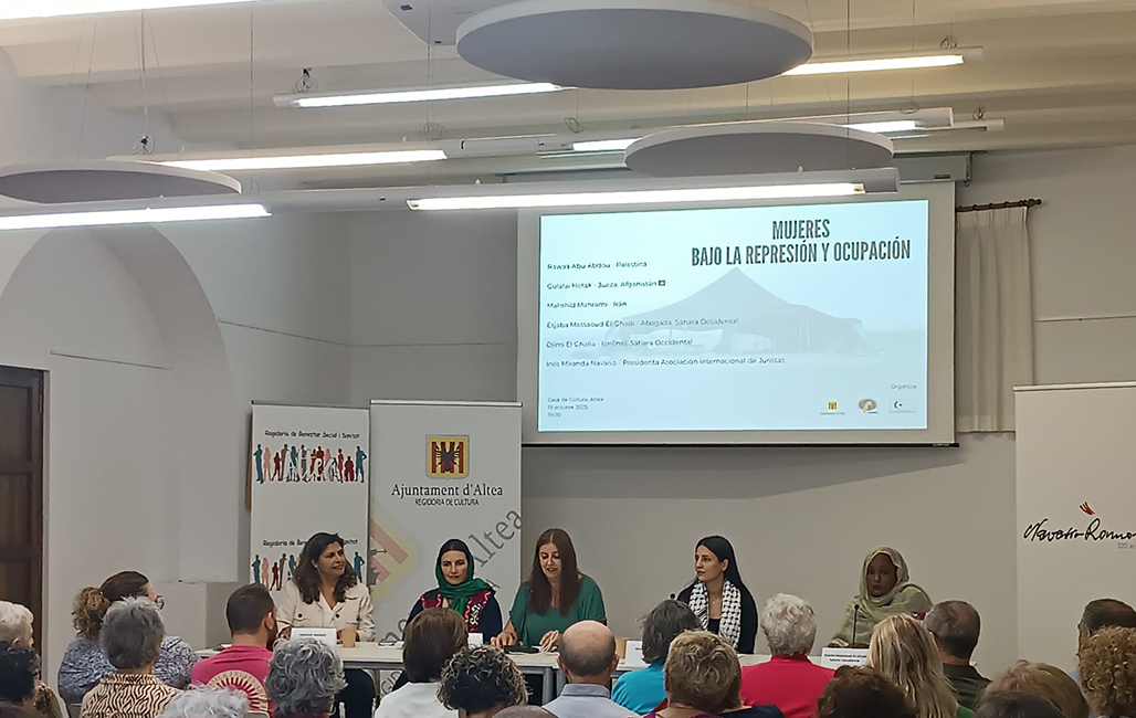La conferència «Mujeres bajo la represión y ocupación» desperta gran interés entre la societat alteana