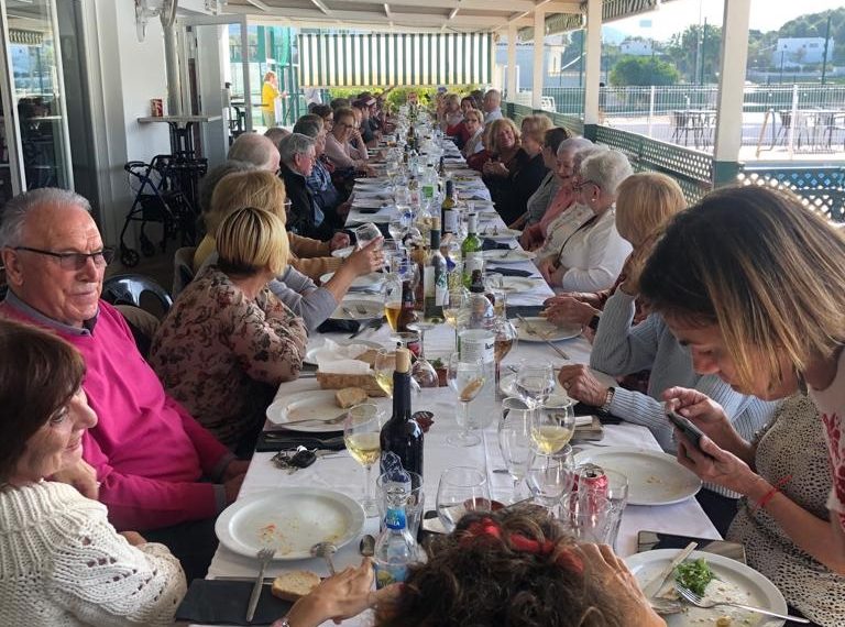 Més de 70 alteanes i alteans gaudeixen del dinar de germanor organitzat per l’Observatori de Majors. Una iniciativa de la regidoria de Tercera Edat, encapçalada per Anna Lanuza, que tenia lloc la setmana passada al Club de Tenis d’Altea